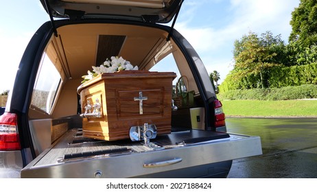 toma de un ataúd funerario o ataúd en una casa o capilla o entierro en el cementerio
