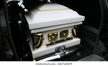 toma de un ataúd funerario o ataúd en una casa o capilla o entierro en el cementerio

