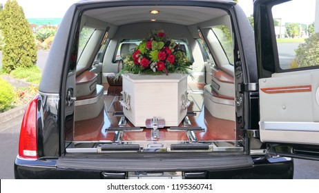 Nahaufnahme eines Begräbniskorbs in einer Probe oder Kapelle oder Beerdigung auf dem Friedhof
