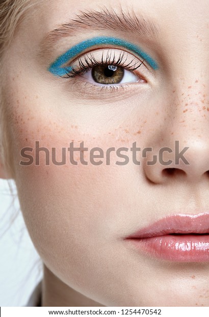 人間の女性の顔の接写 完璧な肌をし 青い煙のような目の影を持つ女の子 はやり顔の美人の化粧 の写真素材 今すぐ編集