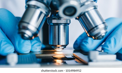 Captura de microscopio con lente metálica en el laboratorio.