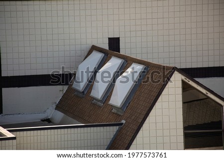 A closeup shot of the rooftop of a whitebuilding