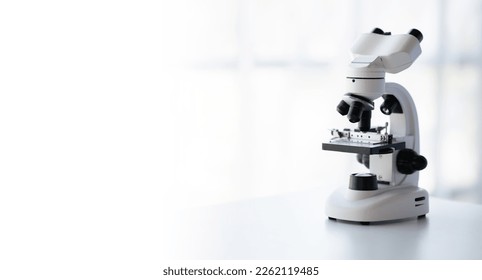 Captura de pantalla de un microscopio científico en un luminoso laboratorio moderno.