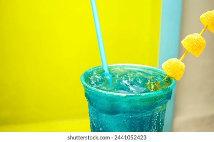 Primer plano de una bebida a base de vodka llamada azulito o pitufo a base de vodka