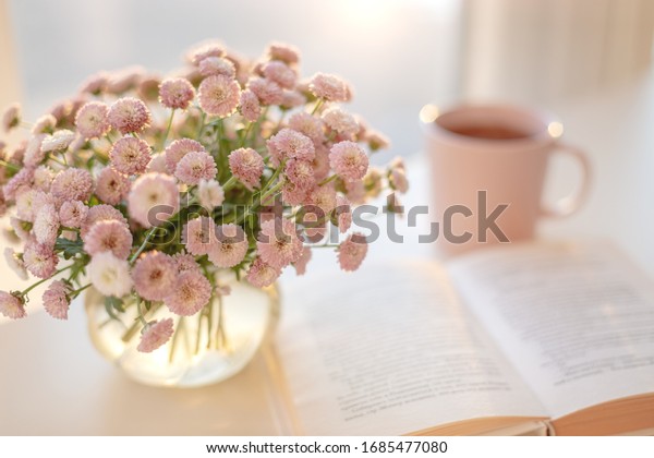 ピンクの茶またはコーヒーのカップのぼかした柔らかいフォーカスの背景に小さなピンクの花束をガラスの花瓶に接写し 窓から本を開く の写真素材 今すぐ編集 ピンクの茶またはコーヒーのカップのぼかした柔らかいフォーカスの背景に小さなピンクの花束をガラスの花瓶に接写し 窓から本を開く の写真素材 今すぐ編集