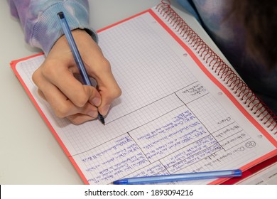 Nahaufnahme der Handschrift von Schülern in Notizblock