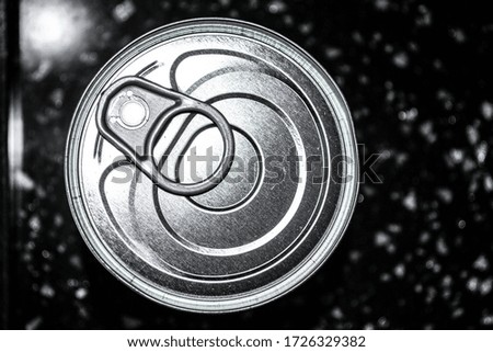 Closeup of the top of a ring pull can