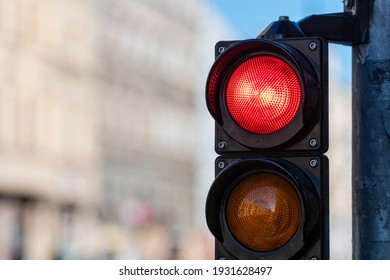 Nahaufnahme des Verkehrssemaphors mit rotem Licht auf entfochtenem Stadthintergrund mit Kopienraum
