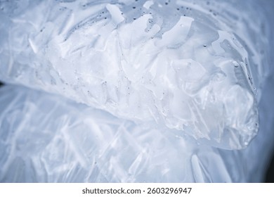 Primer plano del hielo del tubo dentro de una bolsa de plástico transparente. Empaquetado conveniente y ligero diseñado para el transporte y el almacenamiento fáciles. Higiene y frescura para aplicaciones comerciales e industriales.