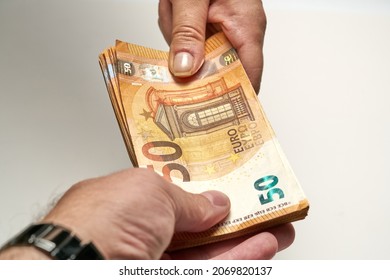 El cierre de dos manos de personas cambia billetes de 50 euros para comprar y vender. Foto de alta calidad