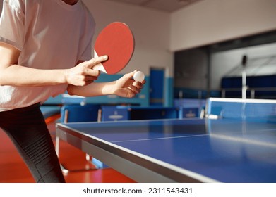 Vista de cierre de una mujer adulta jugando al ping-pong en el gimnasio