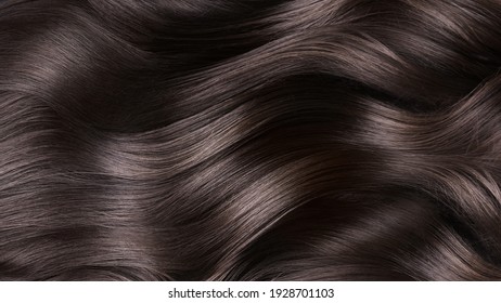 Крупный план пучка блестящих локонов каштановых волос.