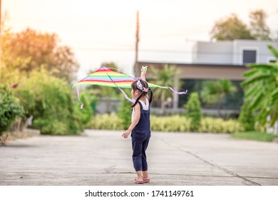 Close-up View Of Cute Girl Playing With Sports (kite Sport), Learning Outside The Classroom During The Summer Semester And Making Good Use Of Leisure Time.