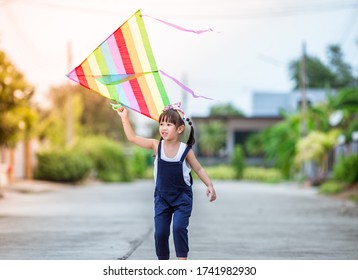 Close-up View Of Cute Girl Playing With Sports (kite Sport), Learning Outside The Classroom During The Summer Semester And Making Good Use Of Leisure Time.