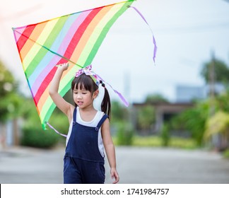 Close-up View Of Cute Girl Playing With Sports (kite Sport), Learning Outside The Classroom During The Summer Semester And Making Good Use Of Leisure Time.