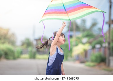 Close-up View Of Cute Girl Playing With Sports (kite Sport), Learning Outside The Classroom During The Summer Semester And Making Good Use Of Leisure Time.