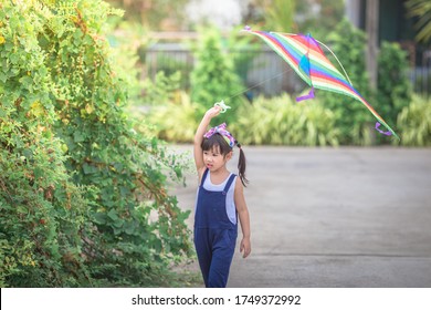 Close-up View Of Cute Girl Playing With Sports (kite Sport), Learning Outside The Classroom During The Summer Semester And Making Good Use Of Leisure Time.