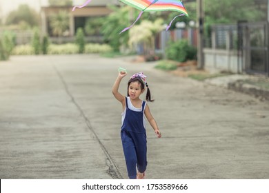 Close-up View Of Cute Girl Playing With Sports (kite Sport), Learning Outside The Classroom During The Summer Semester And Making Good Use Of Leisure Time.