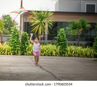 Close-up View Of Cute Girl Playing With Sports (kite Sport), Learning Outside The Classroom During The Summer Semester And Making Good Use Of Leisure Time.