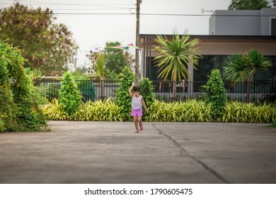 Close-up View Of Cute Girl Playing With Sports (kite Sport), Learning Outside The Classroom During The Summer Semester And Making Good Use Of Leisure Time.