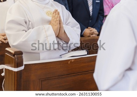 Close-up view of a child’s hands joined in prayer during First Holy Communion. A symbolic moment of faith, innocence, and religious devotion. Gifts and spiritual meaning combined.