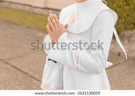 Close-up view of a child’s hands joined in prayer during First Holy Communion. A symbolic moment of faith, innocence, and religious devotion. Gifts and spiritual meaning combined.