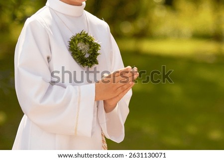 Close-up view of a child’s hands joined in prayer during First Holy Communion. A symbolic moment of faith, innocence, and religious devotion. Gifts and spiritual meaning combined.