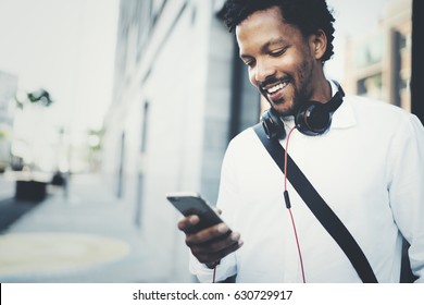 3,654 Black friends listening music Images, Stock Photos & Vectors ...