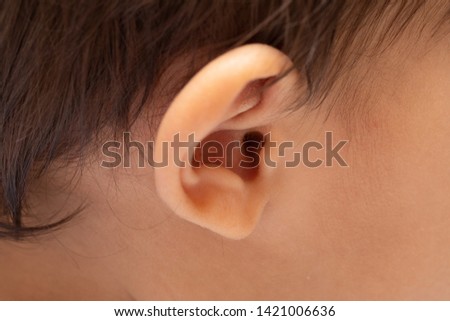A closeup view on the outer ear and auditory canal of an infant.