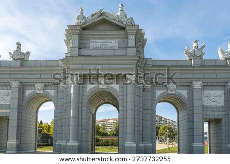 A close-up view of the replica's structure, revealing the manufacturing material, which imitates stone but is more modern and easier to maintain