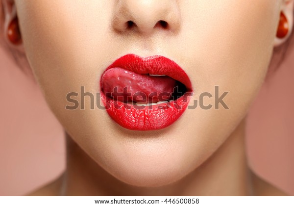 赤い唇をなめる女性の接写 の写真素材 今すぐ編集