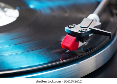 Close-up Of A Vintage Hifi Stereo Turntable With The Needle On A Lp