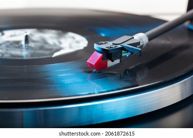 Close-up Of A Vintage Hifi Stereo Turntable With The Needle On A Lp