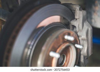 Close-up Of Wear And Damaged On The Brake Pads And Disc Brake Rotor Surface ,need To Be Replaced. 