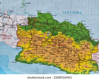 Close-up do mapa da java ocidental e principais cidades ao redor dele no mapa físico