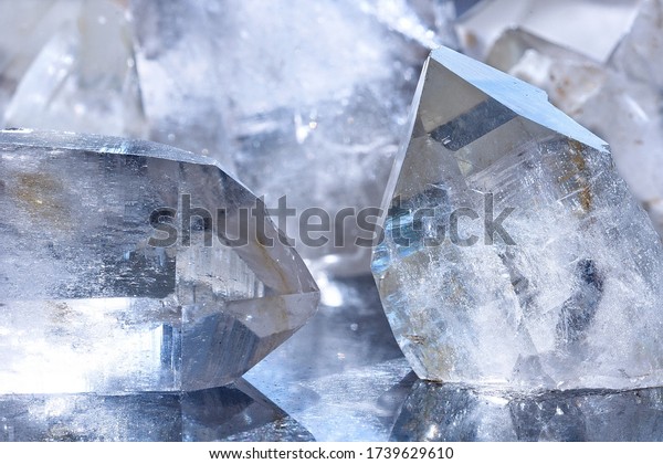 Close-up of white quartz stone crystals on\
polished slab. Group of quartz crystals as a background. Texture of\
quartz crystals.