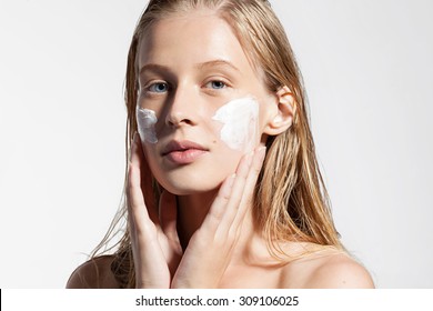 Close-up Of A Woman Does A Moisturizer On Your Face