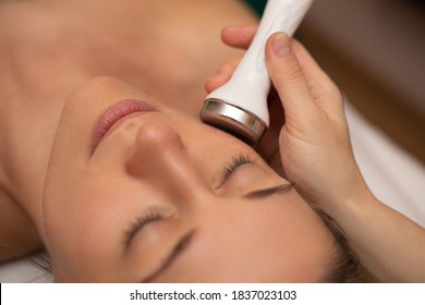 Close-up Of Woman Getting Facial Hydro Microdermabrasion Peeling Treatment At Cosmetic Beauty Spa Clinic. Hydra Vacuum Cleaner. Exfoliation, Rejuvenation And Hydratation. Cosmetology. Face Skin Care.