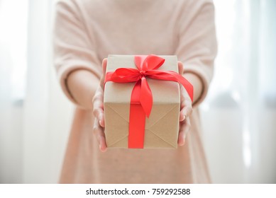 306,692 Birthday gift hands Images, Stock Photos & Vectors | Shutterstock