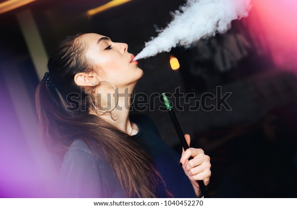 クラブで水煙草を吸う若くて美しい女の子の接写 セクシーな女性は煙を吐く の写真素材 今すぐ編集