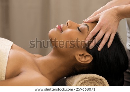 Foto Bild Frau erhält Kopfmassage im Spa-Wellnesszentrum.