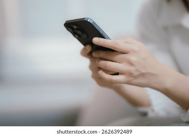Крупным планом рука молодой женщины со смартфоном и в чате в социальных сетях.