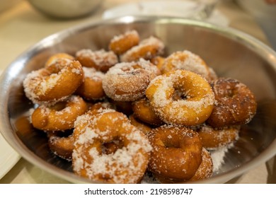 Colchones de rosquillas caseras, postre tradicional hecho en Semana Santa en España, similar a las donuts.