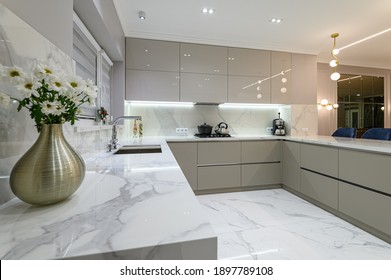 Closrup Luxus große moderne Küche aus weißem Marmor verbunden mit Esszimmer