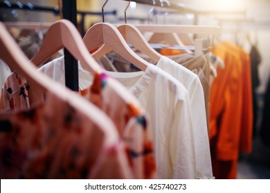 Vêtements à la boutique moderne