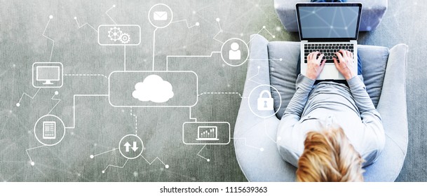 Cloud Computing avec homme utilisant un ordinateur portable sur une chaise moderne et grise
