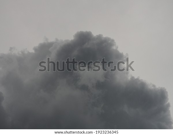 雲の背景 雲は 雨が降る前に大きな煙のように暗いグレーになります 雷雨は雷と雷の嵐です 韻文 の写真素材 今すぐ編集