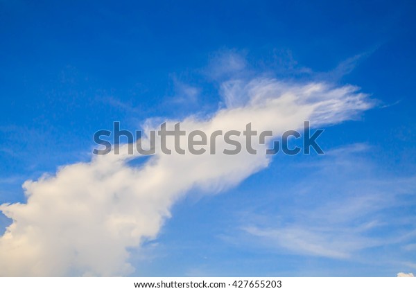 Clouds are divided into two types, ie   horizontally and\
floating higher  vertically, will be called Stephanie Titus  and\
cumulus 