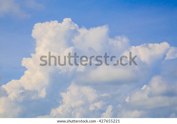 Clouds are divided into two types, ie   horizontally and\
floating higher  vertically, will be called Stephanie Titus  and\
cumulus 