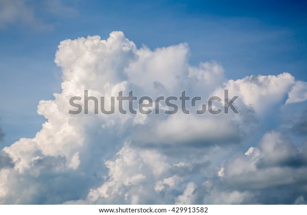 Clouds are divided into two types, ie\
horizontally and floating higher vertically, will be called\
Stephanie Titus and\
cumulus